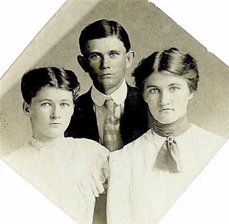Picture of Iva, Grover, and Lola Ellington.