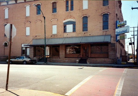 Picture of Taylor-Magill House front of building.